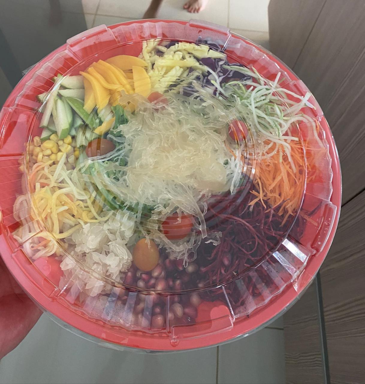 This is… @simplelifemy lou sang. This ingredients suit us because of Hailey doesn’t take any meat. It’s fruity and vege only. Nom nom #捞生 #新年快乐 #虎年 #虎年新年到